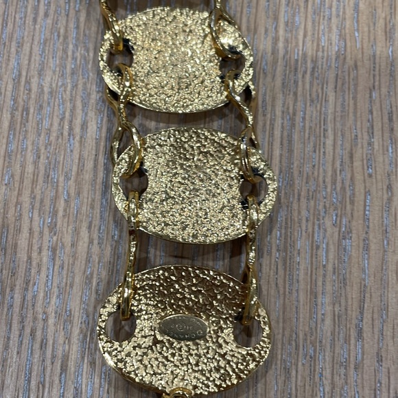 Authentic Vintage Chanel Quilted Gold Plated Bracelet with One CC missing - Picture 7 of 9